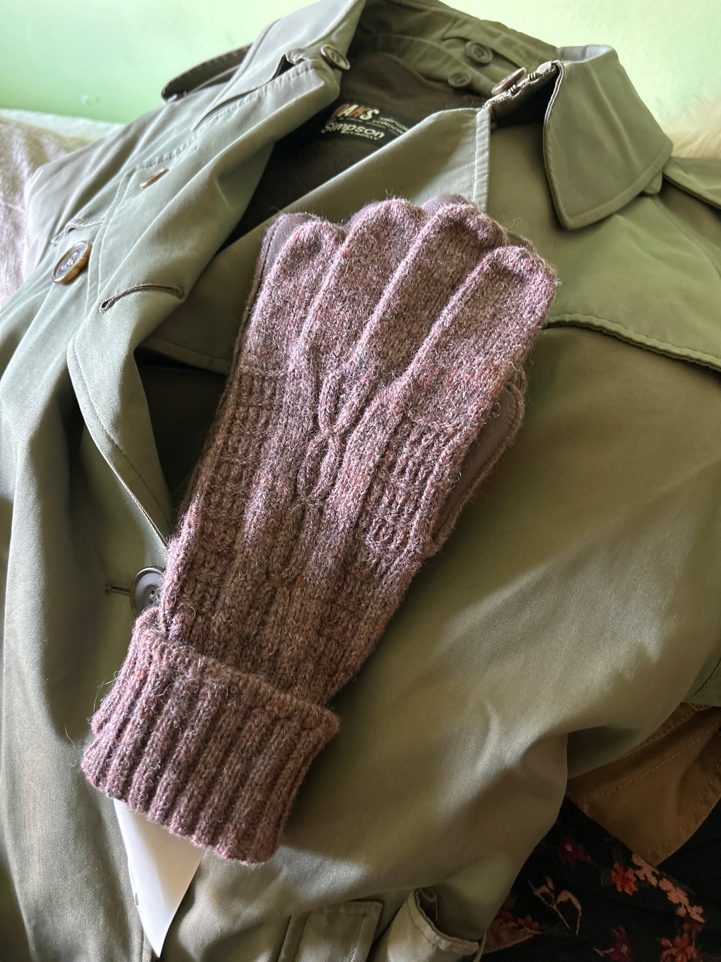 Wool knit gloves