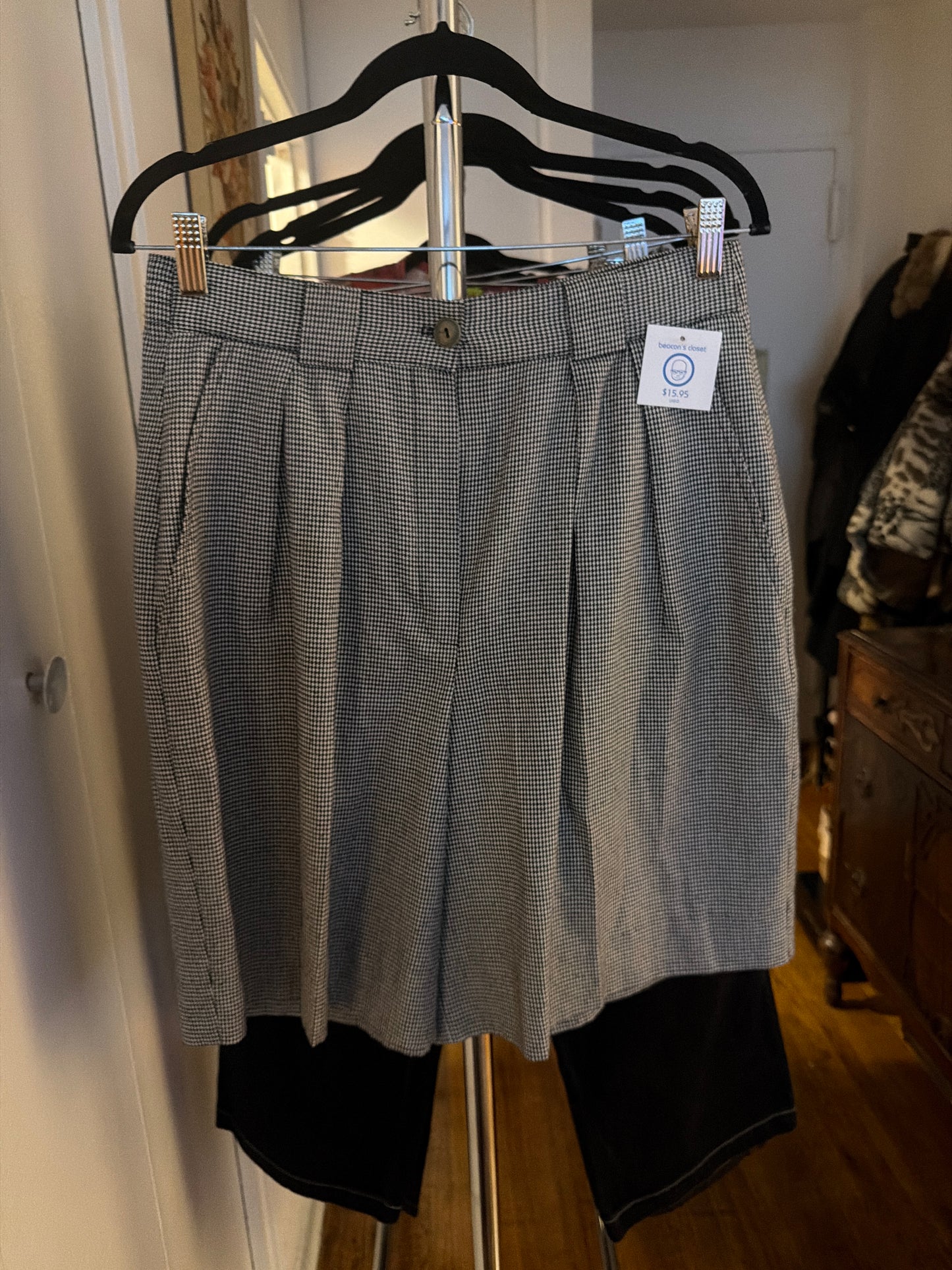 Pleated houndstooth long shorts