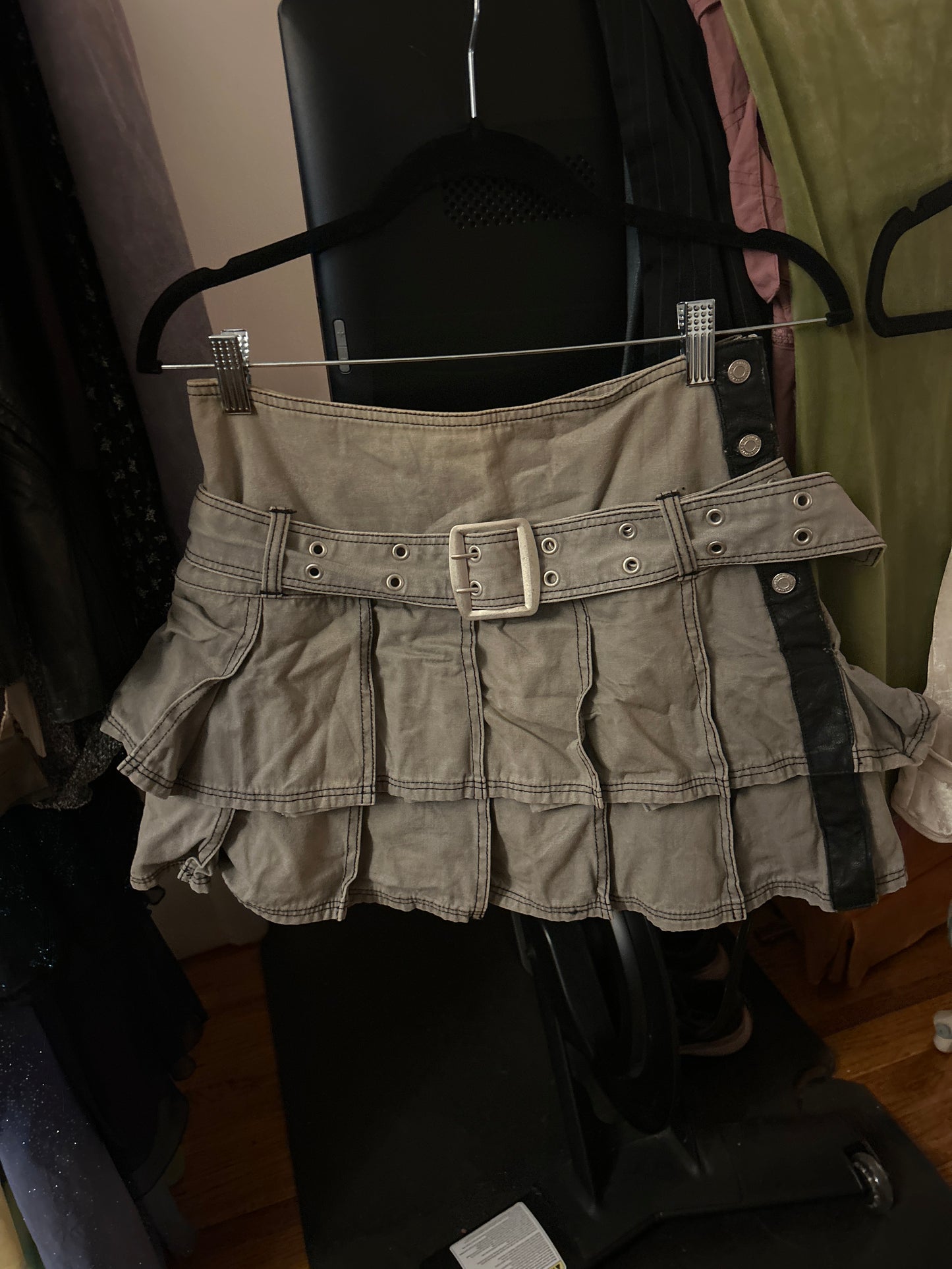 Army green pleated miniskirt with belt