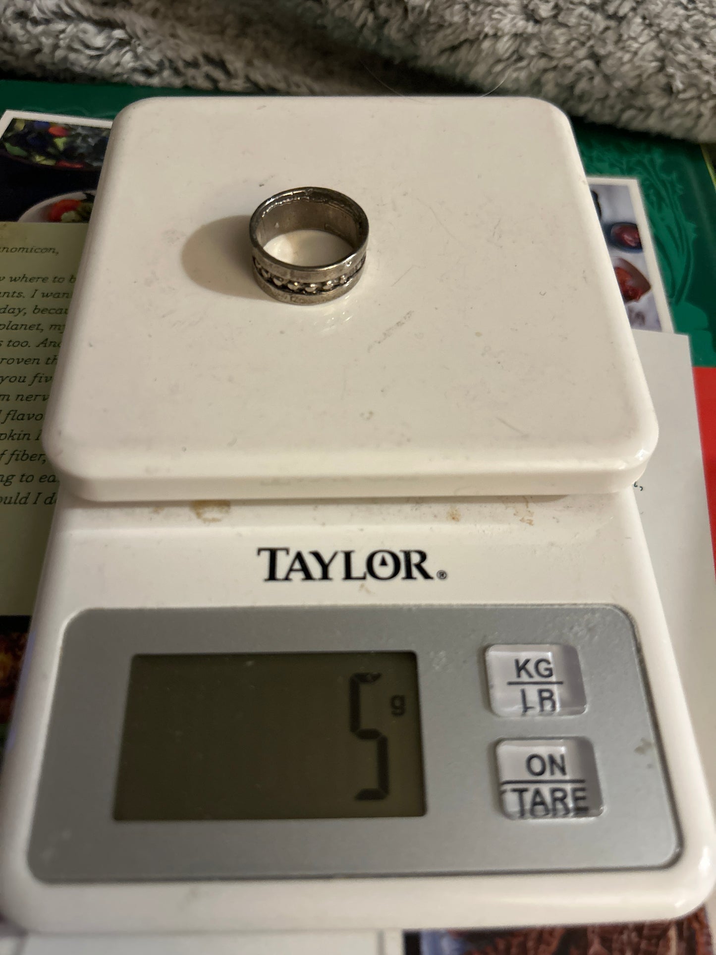 Thick embossed ring 5g 01503G