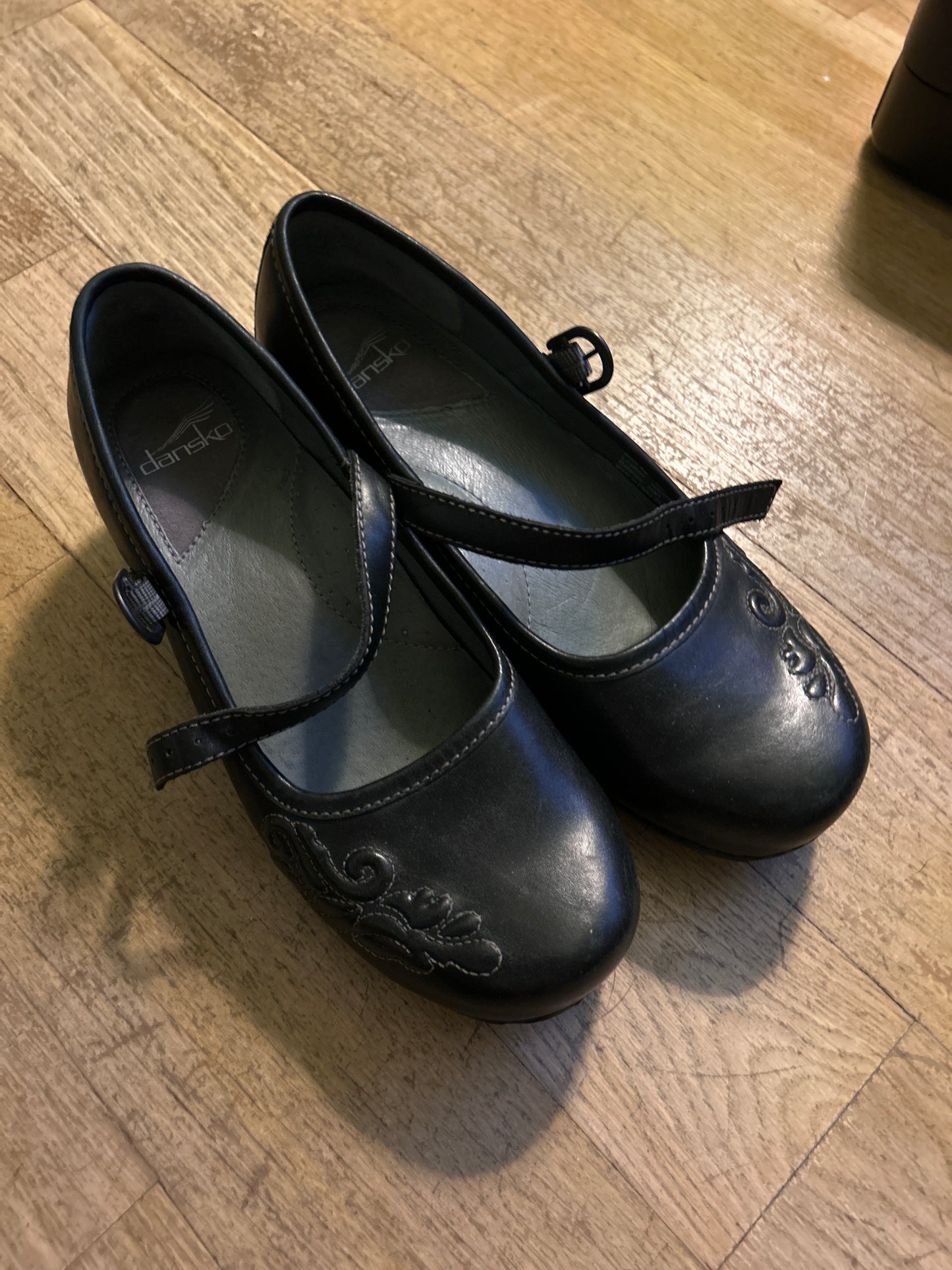STREET RAT - dansko embroidered clog