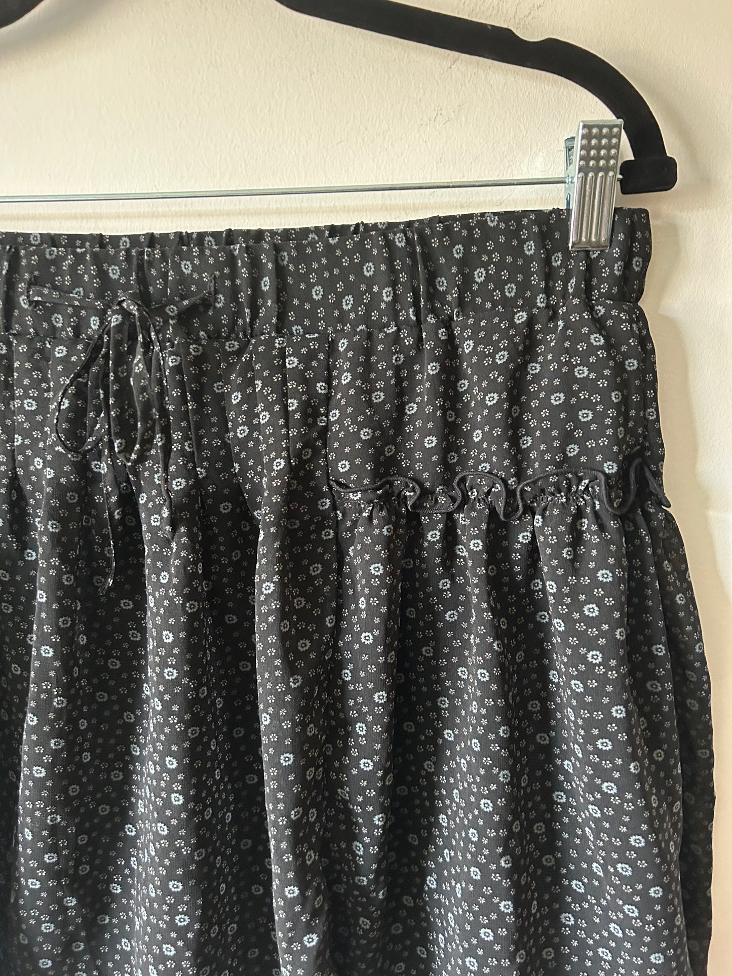 black/grey floral print mini skirt