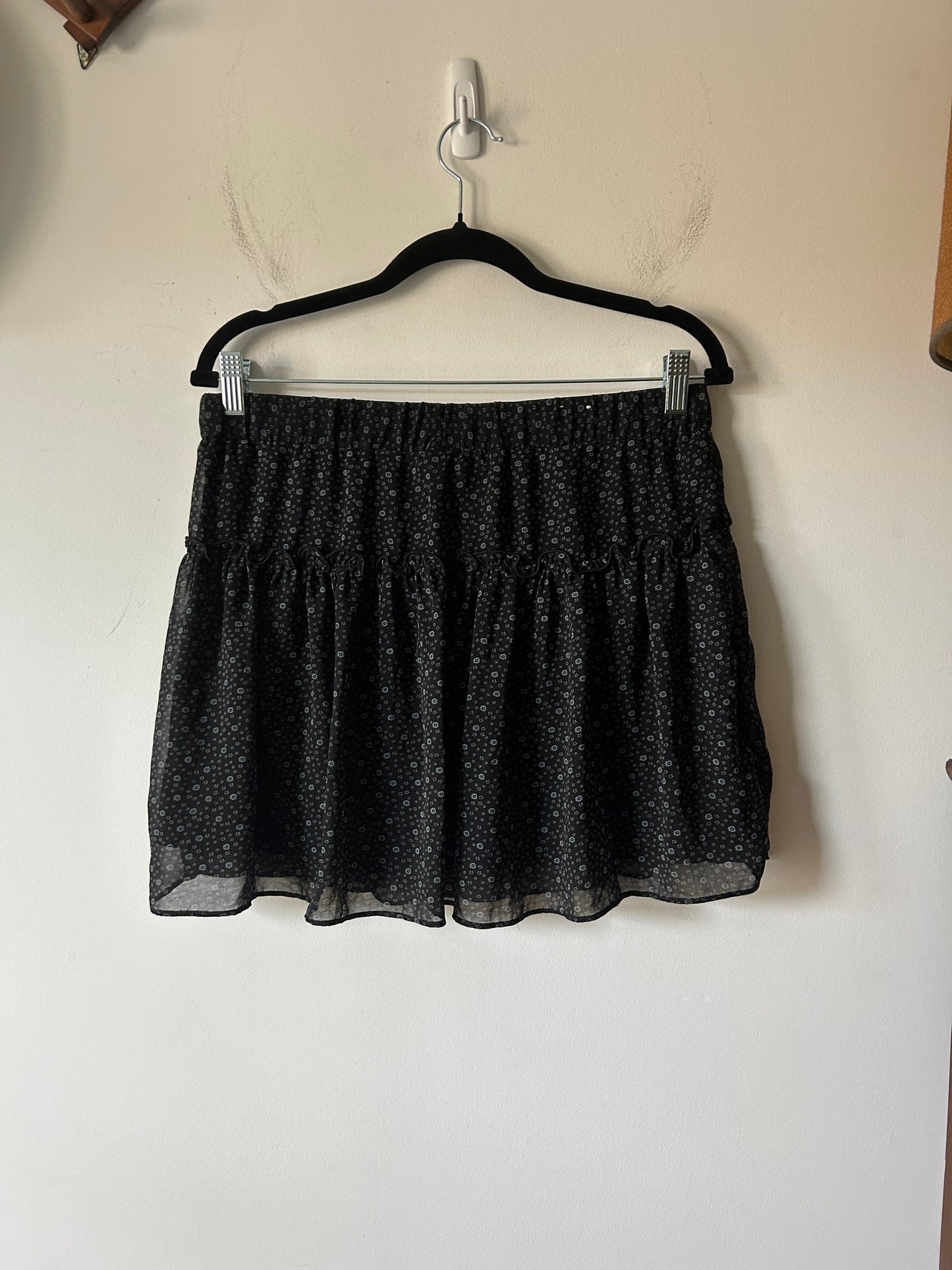 black/grey floral print mini skirt