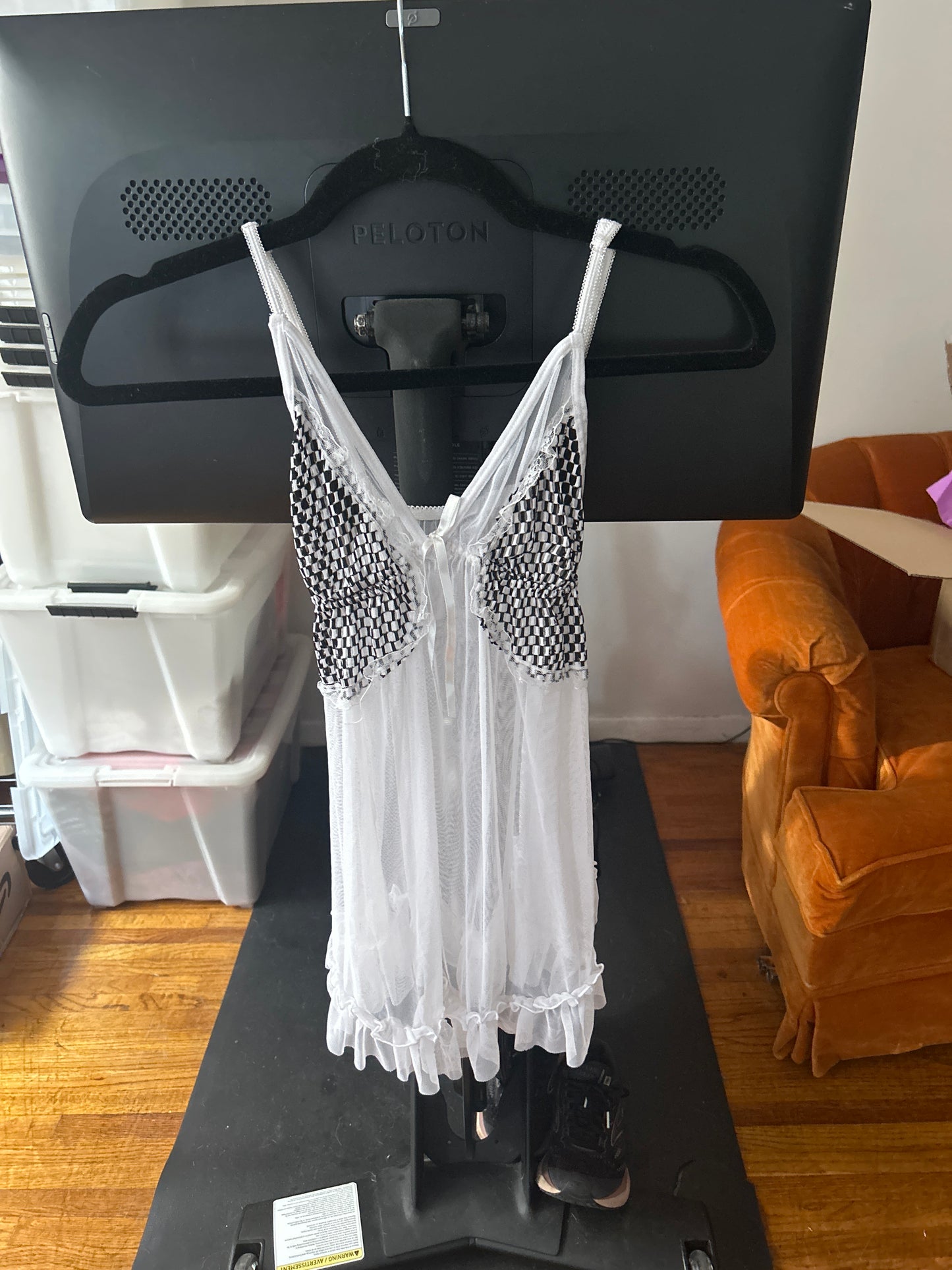 White frilly tank black and white mesh