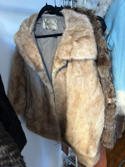 Tan fur dramatic collar