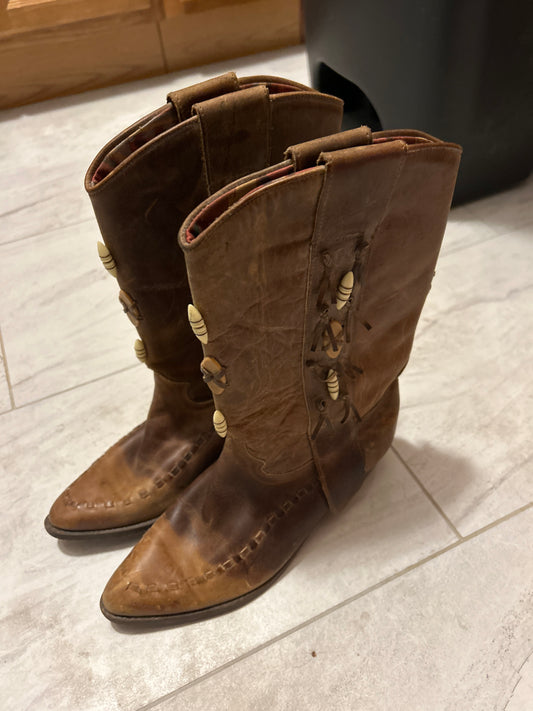 Brown leather cowboy boots w bead