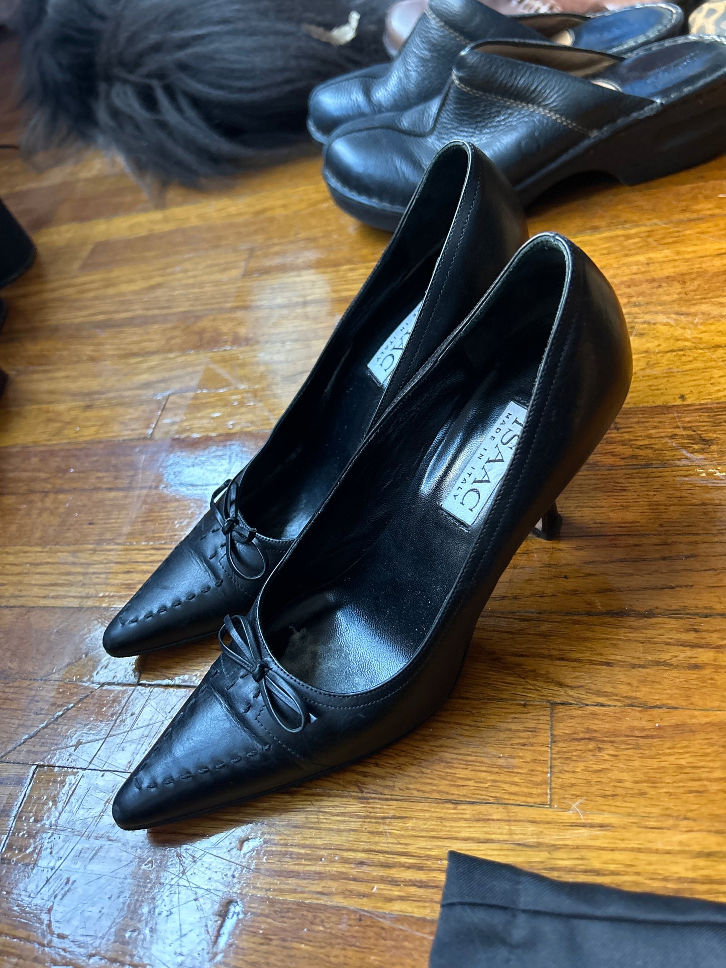 Street rat black leather pumps w bow sz 6