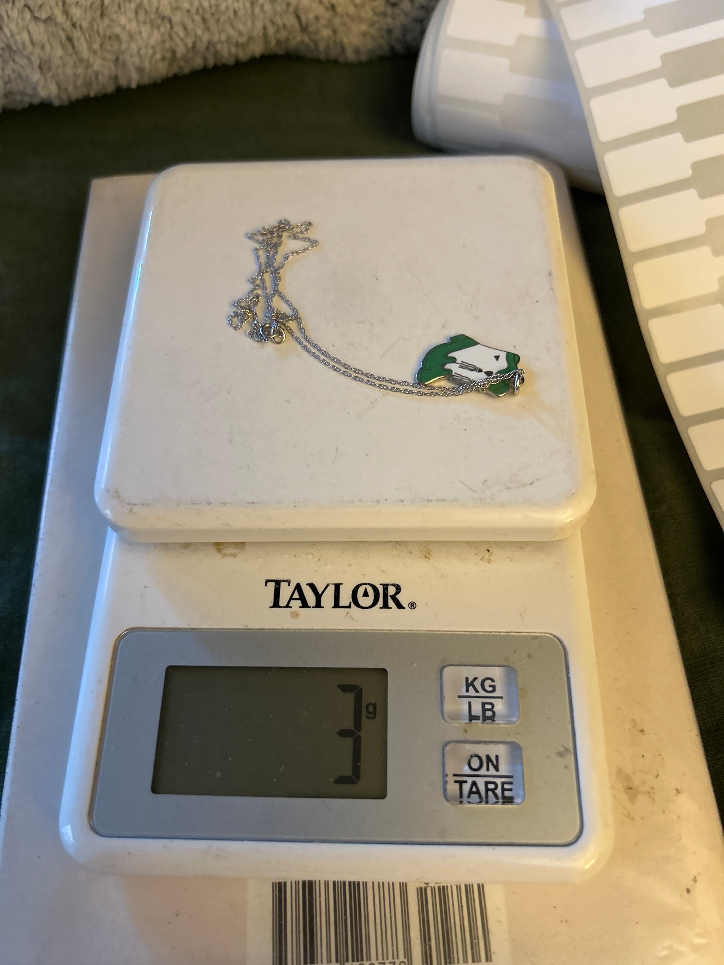Green and white cowboy boot necklace 01506V