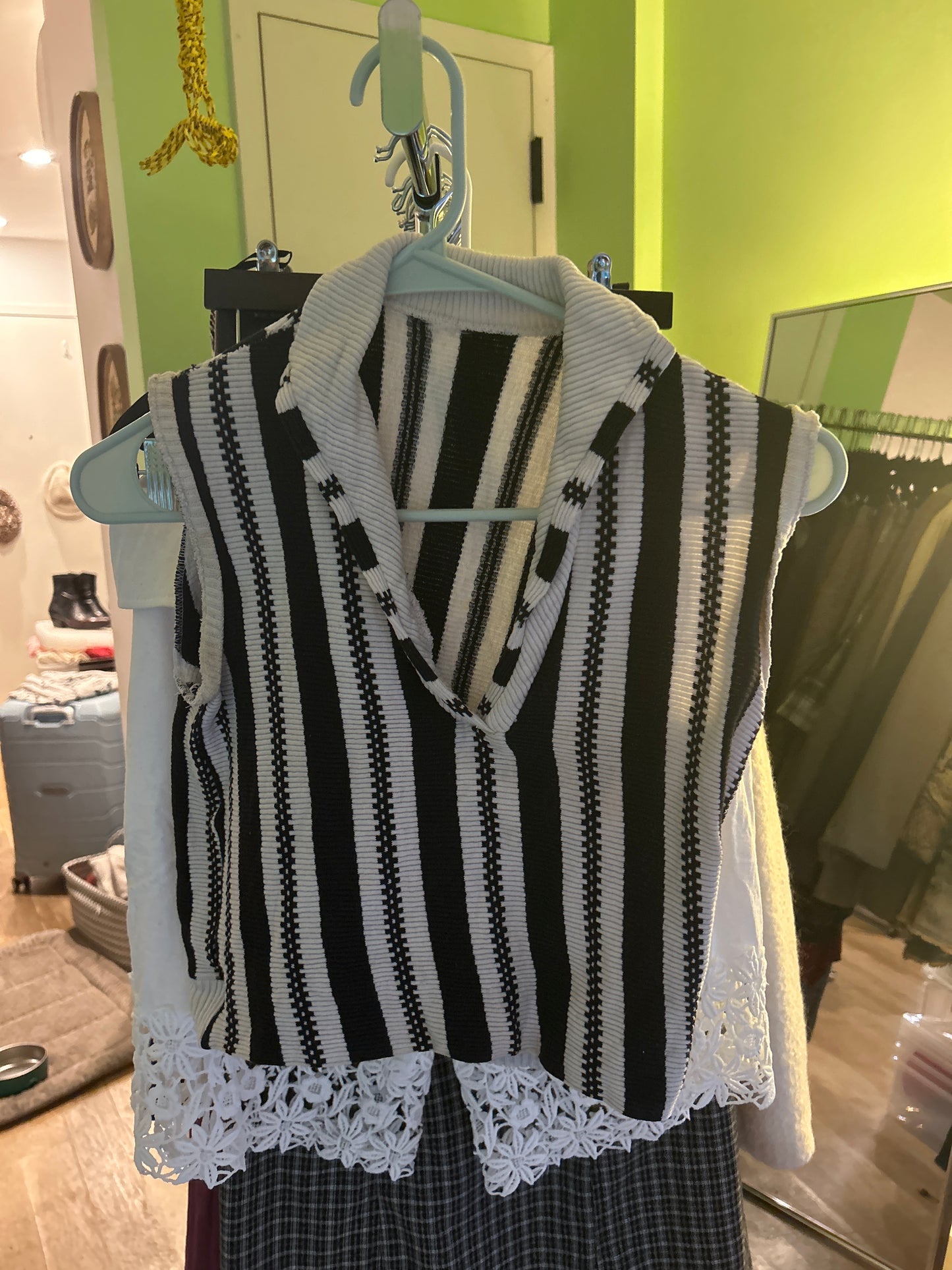 Sleeveless collar top