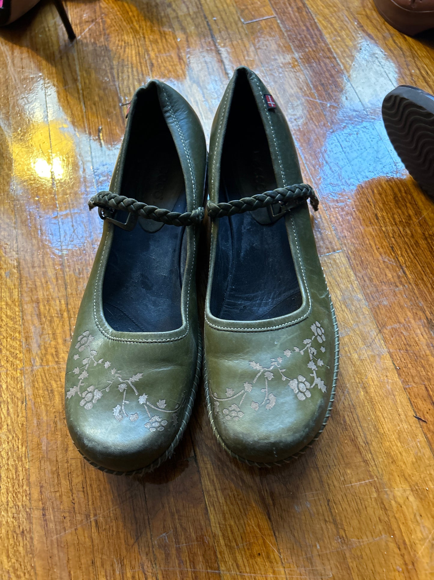 Street rat olive green clogs floral design sz 8