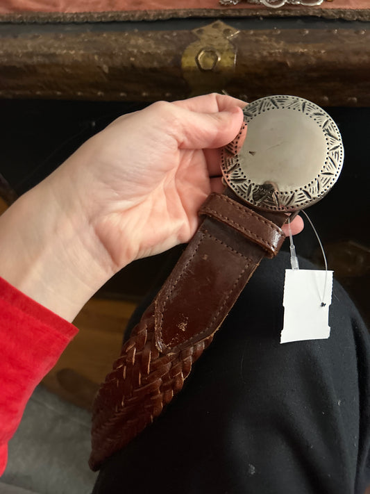 Braided leather belt with round silver buckleo