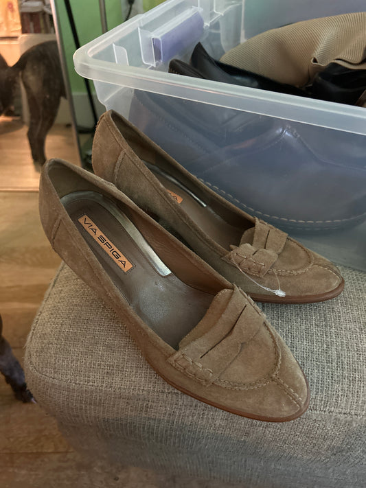 STREET RAT Via spiga tan suede pumps