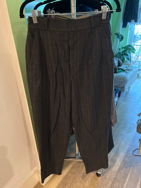 Dark grey/pink trousers