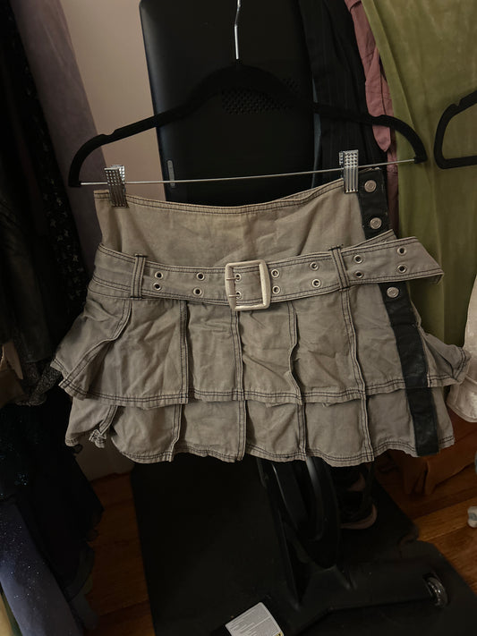Army green pleated miniskirt with belt