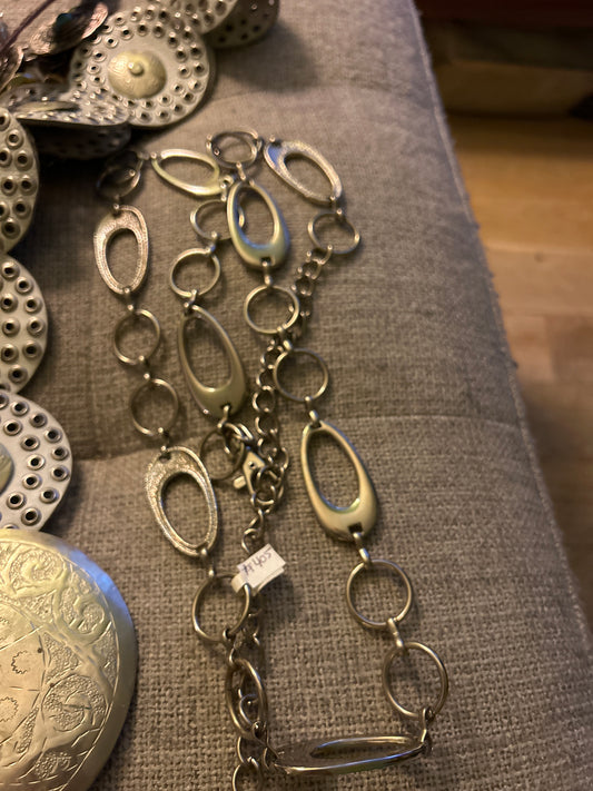 Oval chain belt