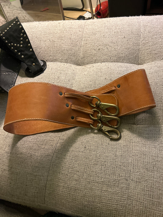 Belt with 3 metal clips
