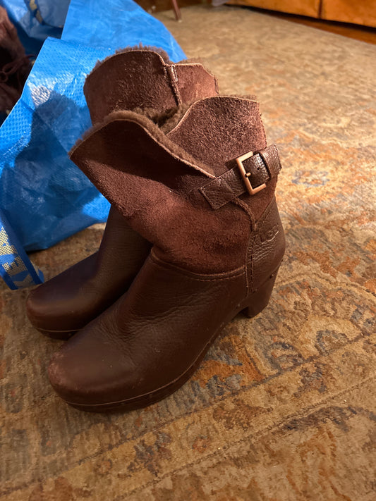 UGG brown leather/suede boot with buckle sz 8.5
