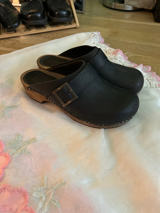Navy clogs