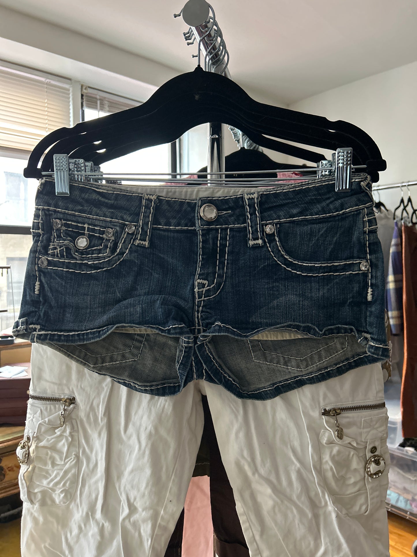Blue denim white stitching short shorts