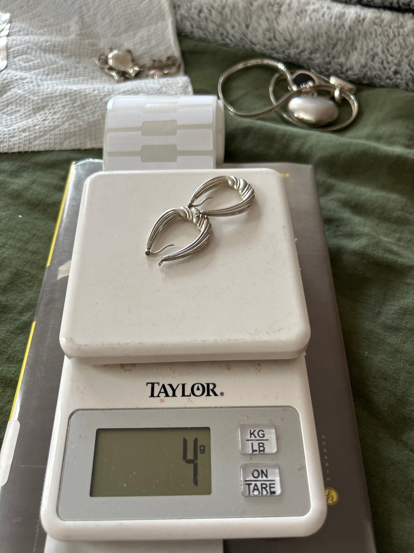 Engraved asymmetrical hoops 01507L