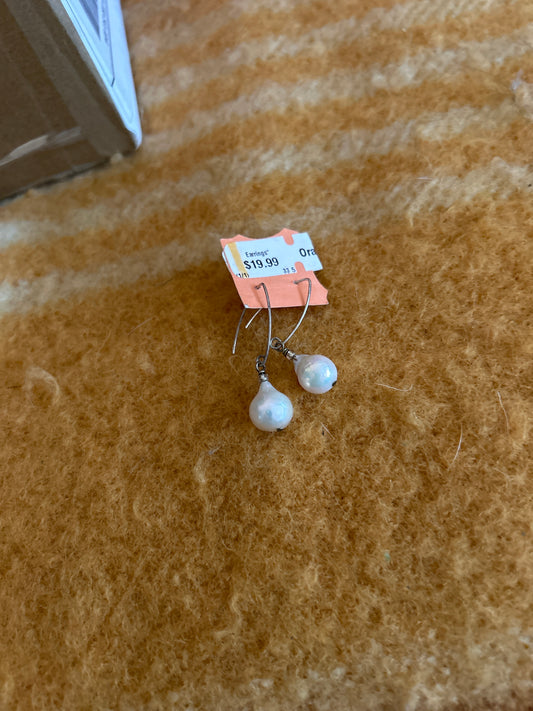 Dangle pearl earrings