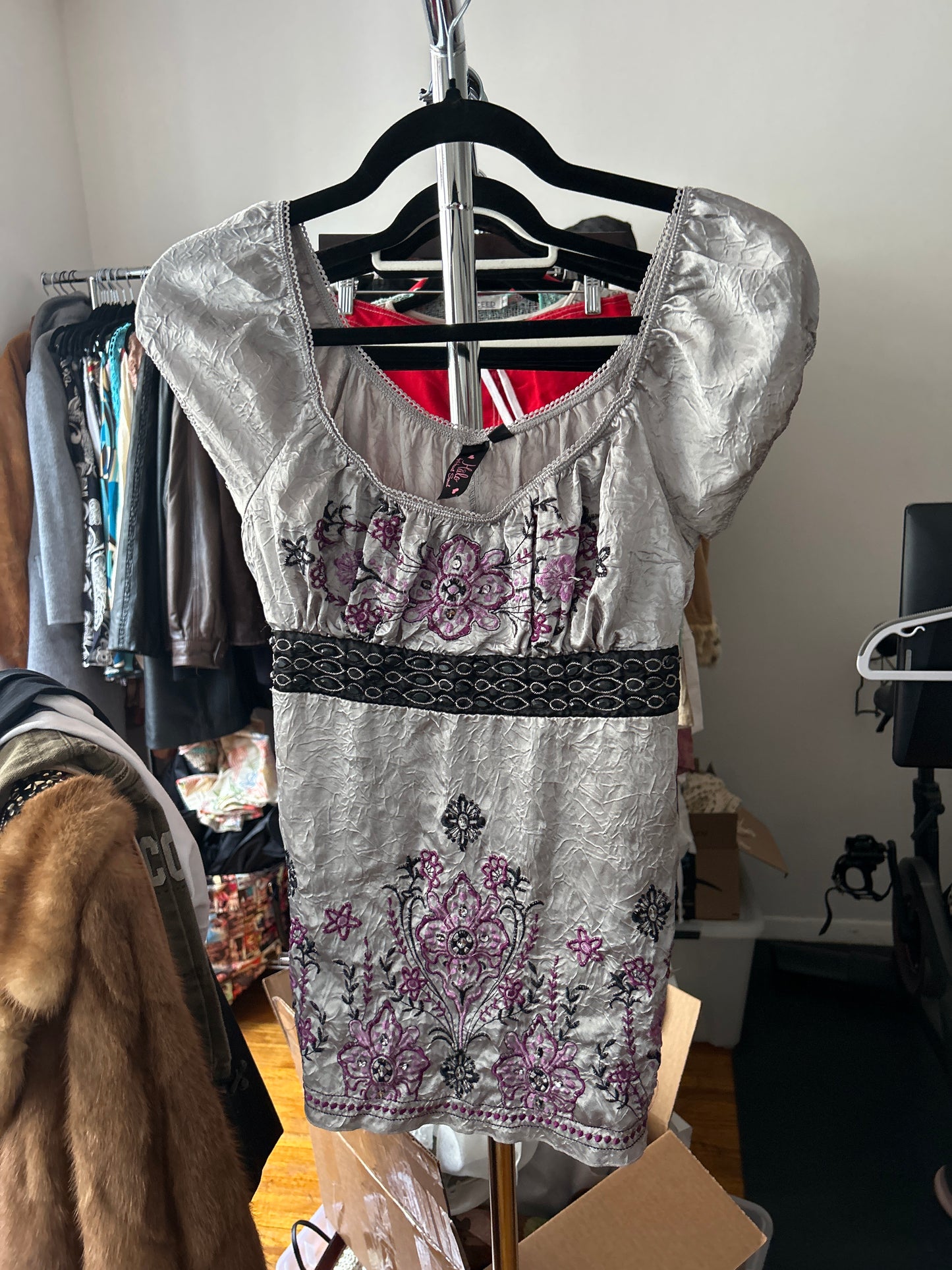 Silver puff sleeve top with purple embroidery